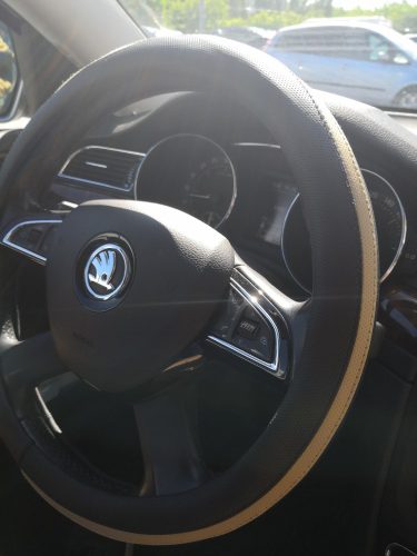 Műbőr sport mintás kormányvédő bézs csíkokkal KV-PUBBE