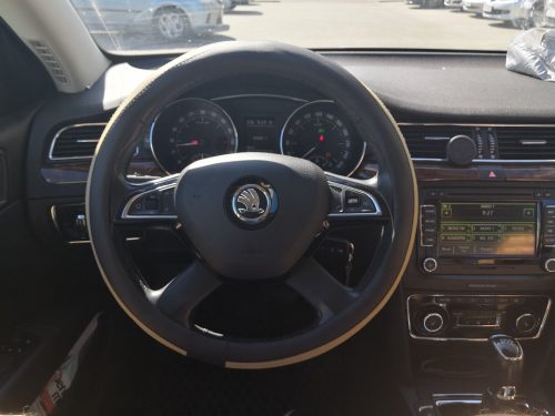 Műbőr sport mintás kormányvédő bézs csíkokkal KV-PUBBE