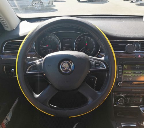 Műbőr sport mintás kormányvédő sárga csíkokkal KV-PUBY